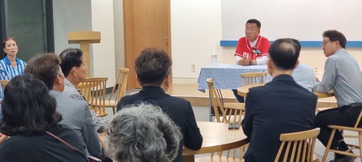 [청주=뉴시스] 국민의힘 이범석 충북 청주시장 후보가 지난 26일 율량·사천·주성·주중동 주민과 정책간담회를 하고 있다. (사진=이범석 캠프 제공) 2026.05.27. photo@newsis.com *재판매 및 DB 금지