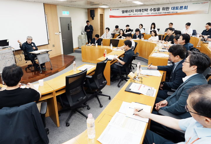 [세종=뉴시스]하동근 한국지역난방공사 사장이 열에너지 미래전략 수립을 위한 대토론회에서 이야기를 하고 있다.(사진=한난 제공) *재판매 및 DB 금지