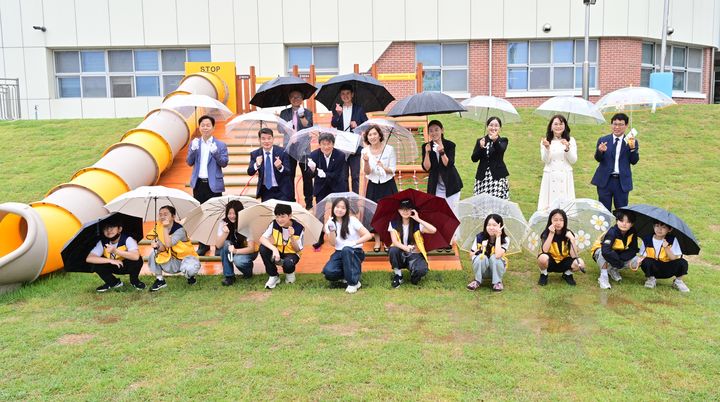 [울산=뉴시스] 천창수 울산시교육감과 한성기 강북교육장, 최은숙 교장, 은월초 학생들이 27일 북구 은월초 내 '달빛 마당' 개장식에서 기념사진을 찍고있다. (사진=울산시교육청 제공) photo@newsis.com *재판매 및 DB 금지