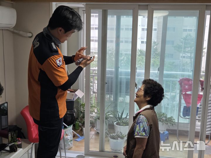 [전주=뉴시스] 강경호 기자 = 27일 전북 전주시 덕진구 반월주공아파트에서 전주덕진소방서 소속 소방대원이 함귀순씨의 자택 천장에 달린 경보형 연기 감지기에 대해 설명하고 있다. 2026.05.27. lukekang@newsis.com