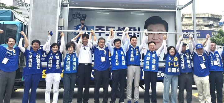 [청주=뉴시스] 27일 충북 청주시 육거리종합시장에서 더불어민주당 이장섭 청주시장 후보와 신용한 충북지사 후보, 이강일 국회의원, 이시종 중앙당 상임선대위원장, 김용 전 민주연구원 부원장 등이 합동 유세를 하고 있다. (사진=이장섭 캠프 제공) 2026.05.27. photo@newsis.com *재판매 및 DB 금지