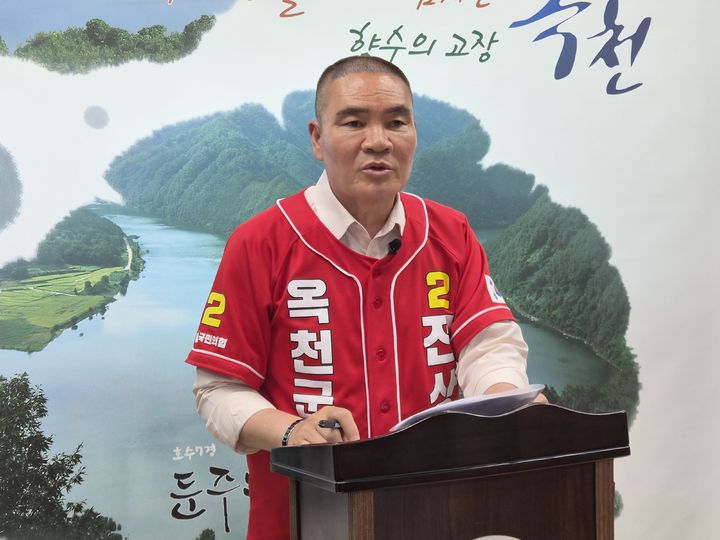[옥천=뉴시스] 국민의힘 전상인 충북 옥천군수 후보가 27일 옥천군청 군정홍보실에서 농어촌 기본소득에 관한 상대 후보의 성과 독점을 지적하고 2년 후 끊기는 이 사업을 지속가능한 구조로 전환하는 방안을 설명하고 있다. (사진=전상인 후보 선거사무소 제공) 2026.05.27. photo@newsis.com *재판매 및 DB 금지