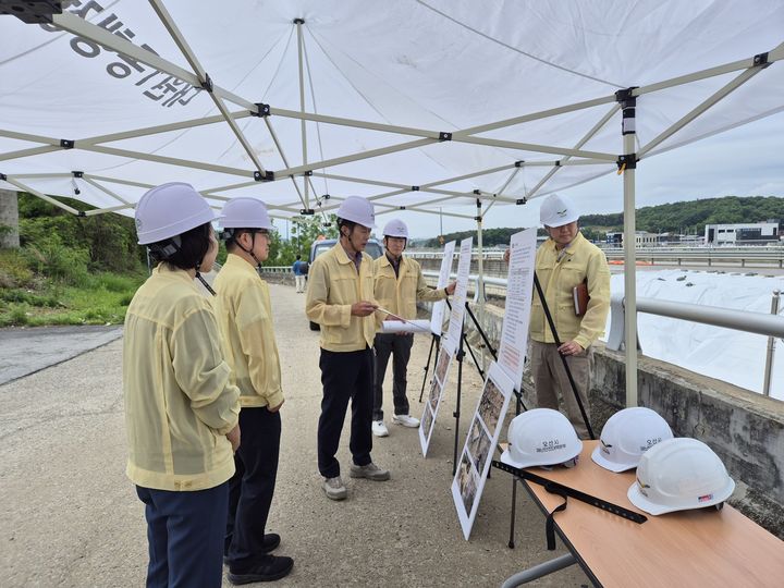 [수원=뉴시스] 오산시 보강토옹벽 복구 현장 특별점검 모습. (사진=경기도 제공) 2026.05.27. photo@newsis.com *재판매 및 DB 금지