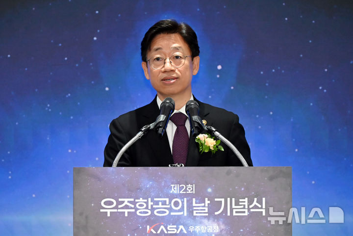 [서울=뉴시스] 오태석 우주항공청장이 27일 사천 우주항공청 청사에서 열린 제2회 우주항공의 날 기념식에서 기념사를 하고 있다. (사진=우주청 제공)