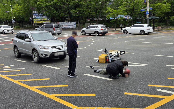 [전주=뉴시스] 지난 21일 전북 전주시 완산구 효자동의 한 사거리에서 교통사고가 발생하자 유지영 전북경찰청 과학수사계 검시조사관이 환자에 대한 응급조치를 시행하고 있다. (사진=전북경찰청 제공) 2026.05.27. photo@newsis.com *재판매 및 DB 금지