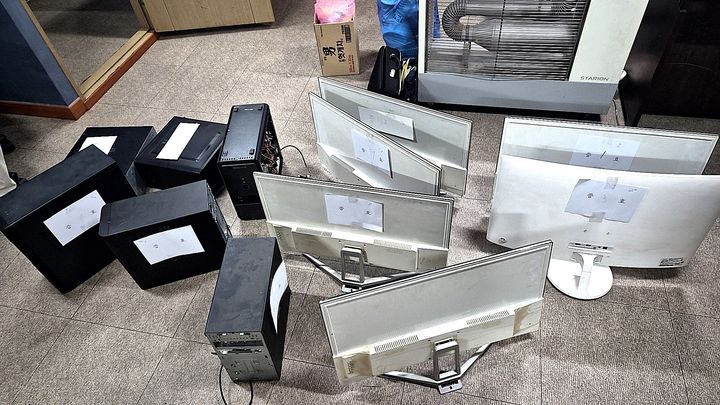 [정선=뉴시스] 불법도박·사행성 게임행위 합동단속 현장에서 압수한 인터넷 PC와 태블릿 등 관련 장비. (사진=강원랜드 제공) 2026.05.27. photo@newsis.com *재판매 및 DB 금지