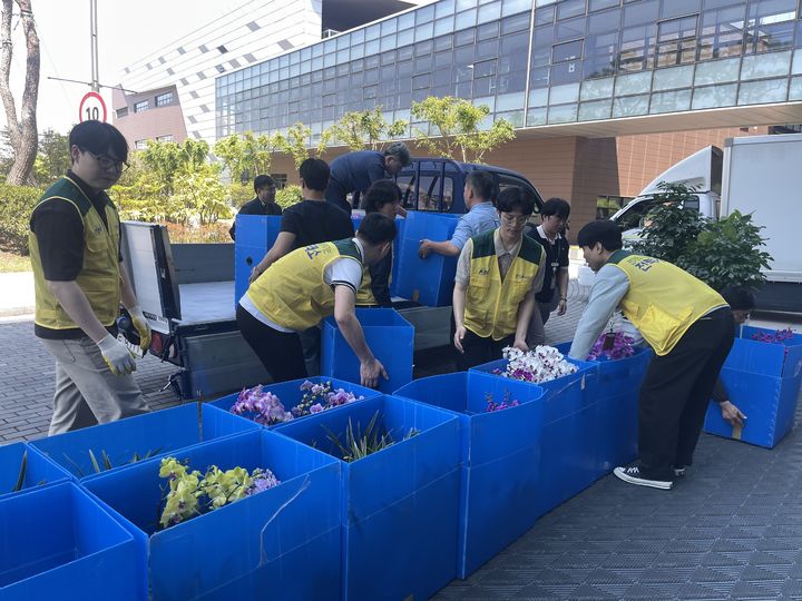 [세종=뉴시스] 전력거래소는 27일 광주사회적경제지원센터의 '사회적가치매칭데이' 플랫폼을 통해 빛고을공예협동조합과 지역사회 상생을 위한 업무협약을 체결하고 취임 축하난을 활용한 지역 어르신 대상 공예 교실을 운영한다고 밝혔다. (사진=전력거래소 제공) 2026.05.27. photo@newsis.com *재판매 및 DB 금지