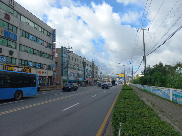 강화군 알미골 사거리~하나로마트 삼거리 배전선로 지중화사업 구간 전경. (사진=강화군 제공) 2026.05.27. photo@newsis.com *재판매 및 DB 금지
