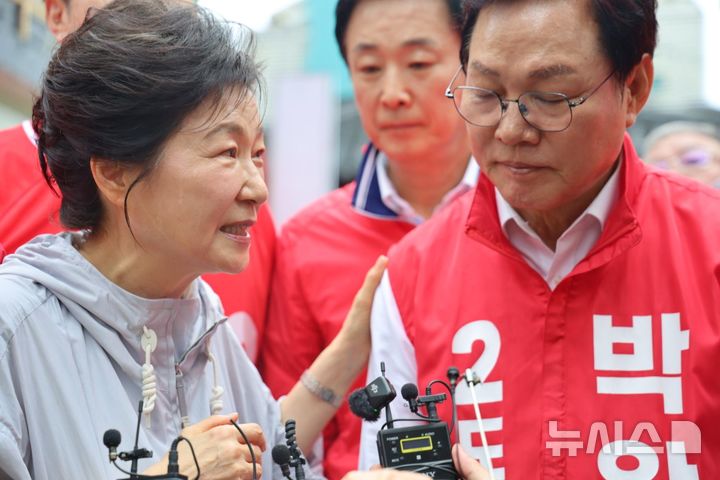 [창원=뉴시스]27일 진주시 중앙시장을 찾은 박근혜 전 대통령이 박완수 경남도지사 후보를 격려하고 있다.(사진=박완수 후보 선거사무소 제공) 2026.05.27. photo@newsis.com