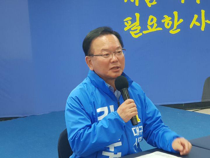 [대구=뉴시스 ]정창오 기자 = 더불어민주당 김부겸 대구시장 후보가 27일 오후 달서구 선거사무소에서 가진 '달구벌 정담(기자간담회)' 행사에서 자신이 대구시장에 당선되면 대구와 보수에 세가지 이점이 있다는 '1타 3피론'을 제시하며 지지를 호소하고 있다. 2026.05.27. jco@newsis.com