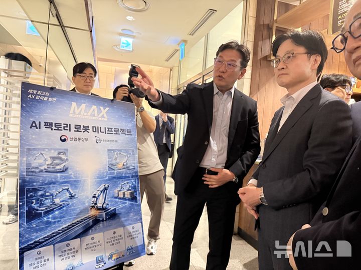 [세종=뉴시스] 김정관 산업통상부 장관이 27일 오후 대전 롯데백화점 성심당 매장에서 AI로봇 실증 현장을 점검하고 있다. 2026.05.27. crystal@newsis.com