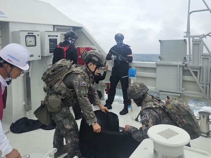 [울산=뉴시스] 울산해양경찰서가 27일 울산항 원유뷰이 인근 해상에서 항만방호 및 대테러 훈련을 진행하고 있다. (사진=울산해경 제공) 2026.05.27. photo@newsis.com *재판매 및 DB 금지