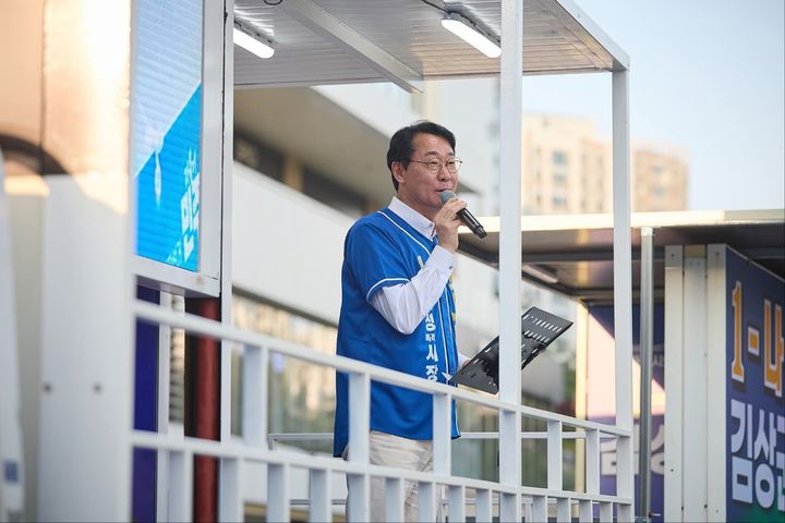 [화성=뉴시스] 정명근 더불어민주당 경기 화성시장 후보가 유세차에 올라 연설하고 있다. (사진=정명근 후보 선거사무소 제공) 2026.05.27. photo@newsis.com *재판매 및 DB 금지