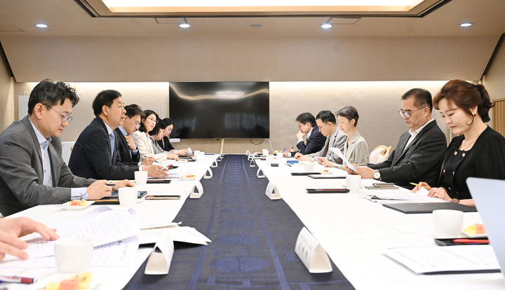 [세종=뉴시스] 사진은 구윤철 경제부총리 겸 재정경제부 장관이 27일 정부서울청사에서 열린 '제1차 AI 융합 국제개발 자문위원회'에서 인사말을 하고 있는 모습. (사진=재경부 제공) 2026.05.27. photo@newsis.com *재판매 및 DB 금지