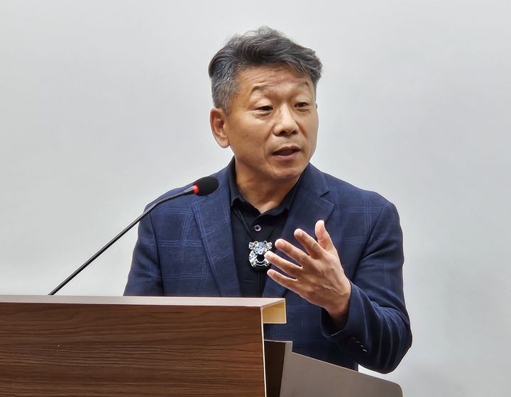 [청주=뉴시스] 이도근 기자= 김동진 국민의힘 김영환 충북지사 후보 선거대책위원회 대변인이 27일 충북도청 브리핑룸에서 기자회견을 열어 더불어민주당 신용한 후보의 재산 형성과 세금 납부 구조에 대한 의문을 제기하고 있다. 2026.05.27. nulha@newsis.com *재판매 및 DB 금지