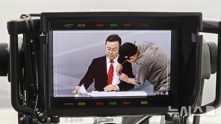[의왕=뉴시스] 선거 방송 출현을 준비 중인 김성제 의왕시장 후보. (사진=선거사무소 제공). 2026.05.27. photo@newsis.com