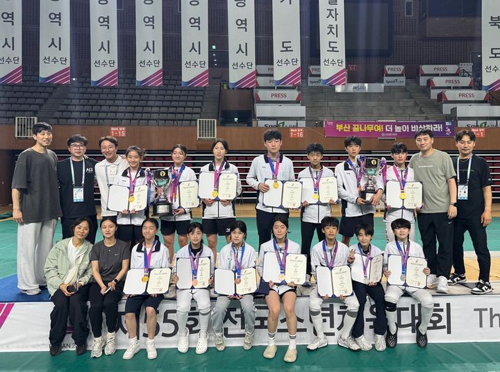 [서울=뉴시스] 제55회 전국소년체육대회 서울특별시 펜싱 대표 선수단과 지도자. (제공=서울특별시 펜싱협회) 2026.05.27. photo@newsis.com *재판매 및 DB 금지