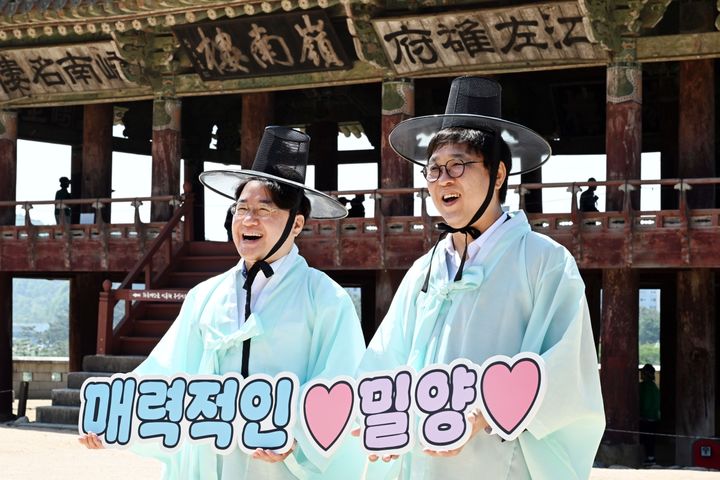 [밀양=뉴시스] 최휘영 문화체육관광부 장관과 이정곤 밀양시장 권한대행이 영남루에서 반하다밀양 반값여행 인증사진을 찍고 있다. (사진=밀양시 제공) 2026.05.27. photo@newsis.com *재판매 및 DB 금지