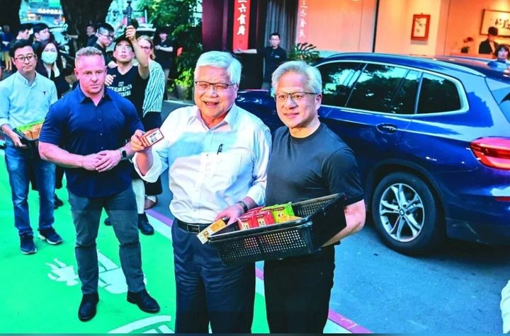 [서울=뉴시스] 젠슨 황 엔비디아 최고경영자(CEO·사진 오른쪽)와 웨이저자(魏哲家) TSMC 회장이 26일 타이베이의 한 식당에서 만찬을 가지면서 식당 밖으로 나와 취재진과 팬들에게 음료 등을 나눠주고 있다.(출처: 연합보) 2026.05.27. *재판매 및 DB 금지