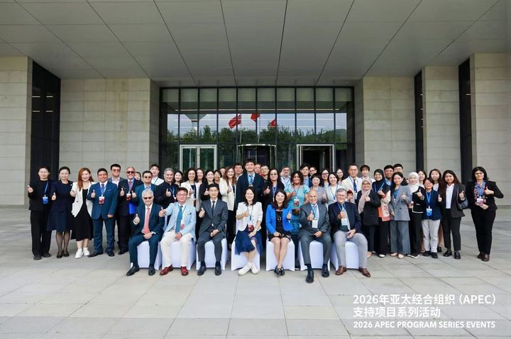 [서울=뉴시스] 중국 베이징에서 열린 'APEC 혁신 도시 워크숍' 행사의 참가자들이 기념 사진을 촬영하고 있다. (사진=한성대 제공) 2026.05.27. photo@newsis.com *재판매 및 DB 금지