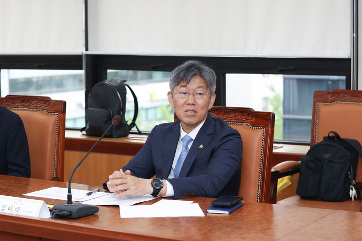 [서울=뉴시스] 김이탁 국토교통부 제1차관은 27일 오후 서울 영등포구 대한주택건설협회 회의실에서 도시형 생활주택·오피스텔 사업자 등 민간 업계와 만나 비아파트 공급 확대를 위한 협력방안을 논의했다. (사진=국토부 제공) 2026. 5. 27.&nbsp; *재판매 및 DB 금지