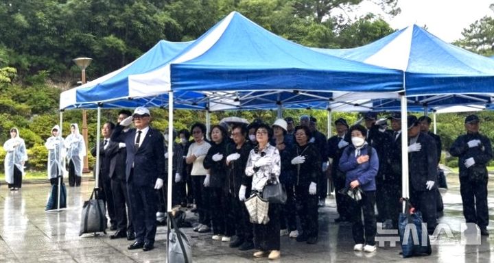 [포항=뉴시스] = 27일 북구 덕수동에 있는 충혼탑 광장에서 열린 '2026년 국가 유공자 위패 봉안식'. 2026.05.27. photo@newsis.com
