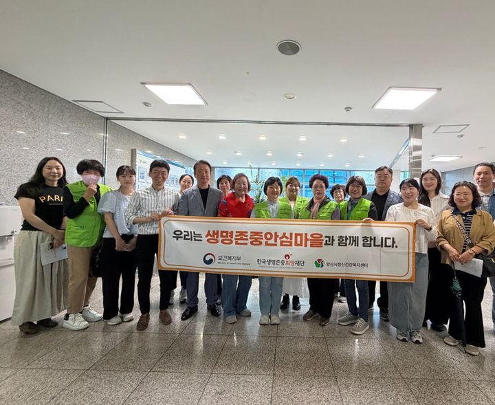 [양산=뉴시스] 물금읍 맞춤형복지팀은 관내 번개탄 판매업소 9곳을 대상으로 번개탄 판매개선 캠페인을 하고 있다. (사진=양산시 제공) 2026.05.27. photo@newsis.com *재판매 및 DB 금지