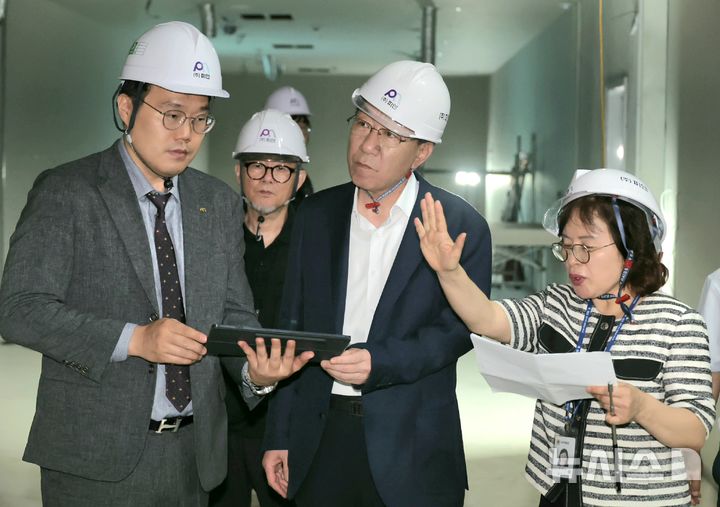 [전주=뉴시스]윤난슬 기자 = 우범기 전주시장은 27일 수소놀이체험관 건립 현장을 방문해 시설 전반의 공정 상황과 체험 콘텐츠 배치 계획 등을 확인하고 관람객 이용 편의성과 안전관리 상태를 점검했다고 밝혔다. 2026.05.27. (사진=전주시 제공) photo@newsis.com 