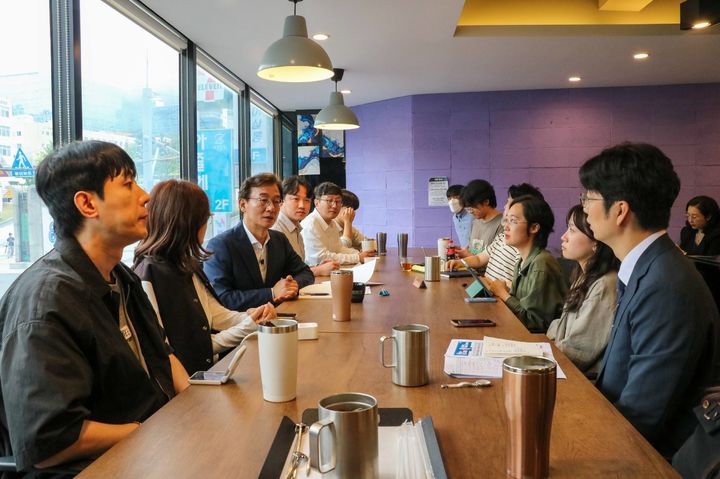 [부산=뉴시스] 더불어민주당 전재수 부산시장 후보가 27일 부산 청년들의 주거 불안 해소와 전세사기 예방 대책 등을 담은 '청년 주거 4대 공약'을 발표했다. 전 후보가 부산 금정구 부산대 인근에서 청년들과 간담회를 하고 있다. (사진=전재수 후보 선대위 제공) 2026.05.27. photo@newsis.com *재판매 및 DB 금지