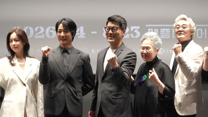 27일 서울 중구 충무아트센터에서 연극 '오이디푸스' 제작발표회가 열렸다. 사진은 배우 서영희(왼쪽부터), 최수종, 양준모, 박정자, 남명렬. (사진=수컴퍼니 제공) *재판매 및 DB 금지