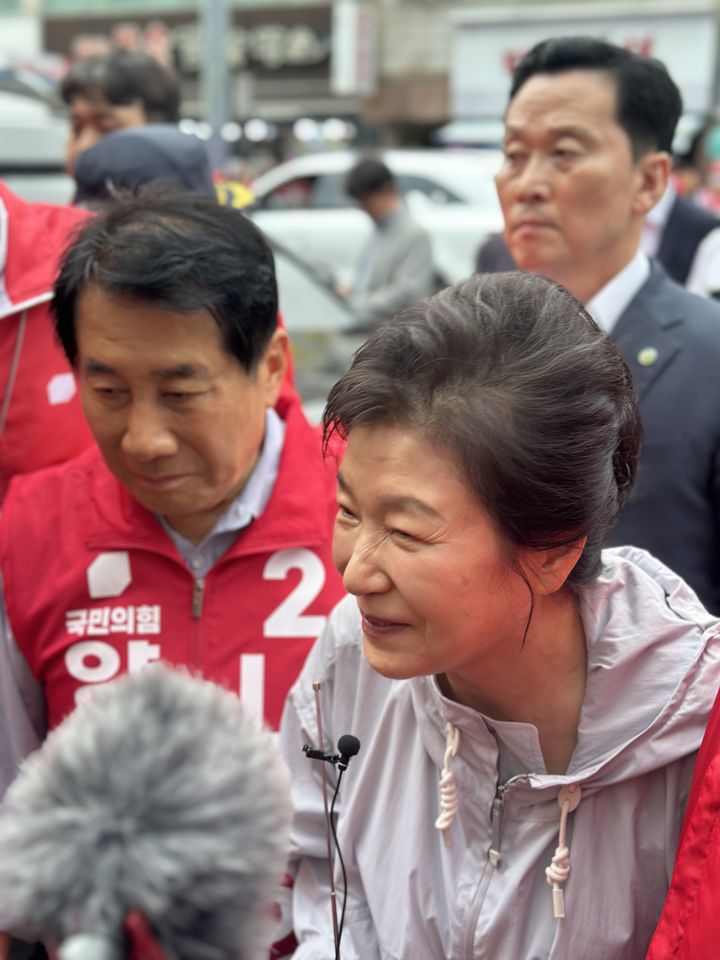 [양산=뉴시스] 박근혜 전 대통령이 27일 경남 양산시 남부시장을 방문해 유권자를 대상으로 국민의힘 나동연 양산시장 후보를 지지하고 있다. (사진=나동연 선거사무소 제공) 2026.05.27. photo@newsis.com *재판매 및 DB 금지