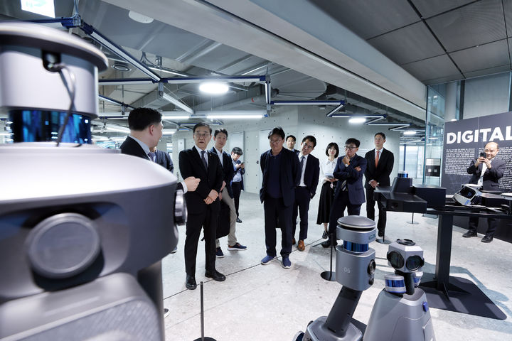 [서울=뉴시스] 27일 네이버에 따르면 김윤덕 국토교통부 장관은 이날 오후 경기 성남시 네이버 사옥 '1784'를 찾아 네이버의 로봇·디지털트윈 기술을 살펴보고 이동 로봇 상용화를 위한 기술·정책 지원 방안을 논의했다. 김 장관은 네이버가 보유한 디지털트윈 기술과 클라우드 기반 멀티 로봇 인텔리전스 시스템 '아크(ARC)', 사옥 내 자율주행 로봇 '루키', 실외 이동 로봇 '누리' 임무 수행 시연 등을 참관했다. 2026.05.27. (사진=네이버 제공) *재판매 및 DB 금지