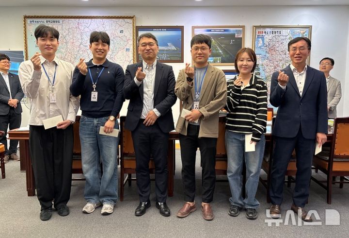 [전주=뉴시스] 전북도 건설교통국, 저연차 직원 위한 '생일 행복충전 데이' 5월 생일 행복충전 데이 모습. *재판매 및 DB 금지