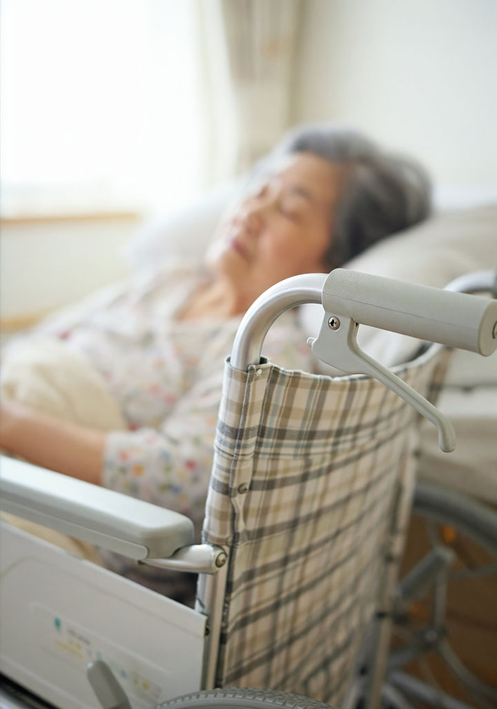 "반신마비 88세 노인이 치매 아내 간병"…日 '초노노케어' 급증