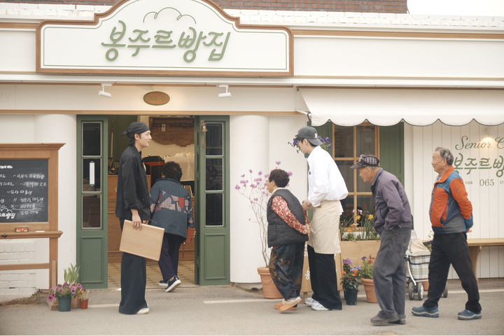 [인터뷰]'봉주르빵집' 제작진 "어르신들의 사랑방 만들고 싶었죠"