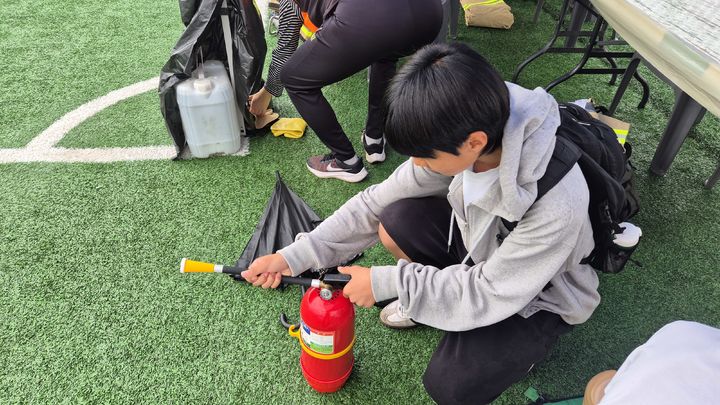[고성(경남)=뉴시스] 신정철 기자= 경남고성소방서는 27일, 고성군 스포츠타운에서 열린 ‘제6회 Dream On! 진로박람회’에 참가해 학생들을 대상으로 미래소방관 진로체험장을 운영했다.사진은 행사장을 찾은 학생들이 소방 체험 프로그램에 직접 참여하고 있는 모습.(사진=고성소방서 제공).2026.05.27. photo@newsis.com *재판매 및 DB 금지