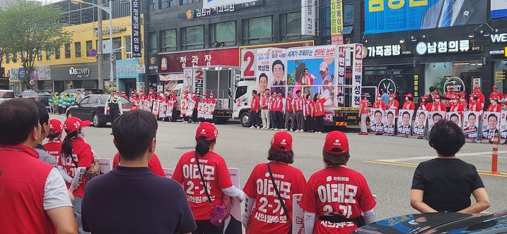 [논산=뉴시스]곽상훈 기자=국힘 백성현 논산시장 후보가 27일 논산 시외버스터미널 앞 도로에서 집중유세를 벌이고 있다. 2026. 05. 27 kshoon0663@newsis.com *재판매 및 DB 금지