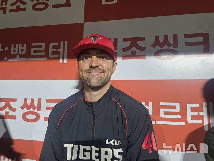 [서울=뉴시스] 김희준 기자 = KIA 타이거즈의 제임스 네일이 27일 고척 스카이돔에서 열린 키움 히어로즈와의 경기를 마친 뒤 취재진과 인터뷰를 하고 있다. 2026.05.27jinxijun@newsis.com