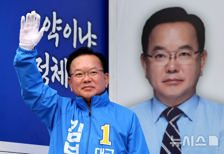 [대구=뉴시스] 이무열 기자 = 김부겸 더불어민주당 대구시장 후보가 27일 오전 대구 북구 태전네거리에서 출근길 시민들에게 지지를 호소하며 인사하고 있다. 2026.05.27. lmy@newsis.com