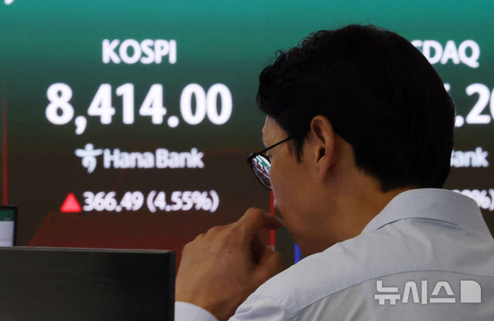 [서울=뉴시스] 김명년 기자 = 코스피가 전 거래일(8047.51)보다 194.61포인트(2.42%) 상승한 8242.12에 개장한 27일 오전 서울 중구 하나은행 딜링룸에서 딜러들이 업무를 보고 있다. 코스닥 지수는 전 거래일(1172.52)보다 1.28포인트(0.11%) 오른 1173.80에 거래를 시작했다. 원·달러 환율은 전 거래일 주간거래 종가(1504.3원)보다 2.4원 오른 1506.7원에 출발했다. 2026.05.27. kmn@newsis.com