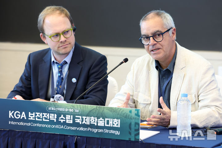 [서울=뉴시스] 박진희 기자 = 호세 브리아(오른쪽) 전 세계지질보존협의회 회장과 로베르트 카시에르 INCN(국제자연보전연맹, 왼쪽) 세계문화 담당관이 27일 부산 벡스코에서 핵심지질유산지역(KGA, Key Geoheritage Areas) 보전프로그램 전략 수립을 위한 ‘K-지질유산의 현황과 전망’ 국제학술대회 기자회견을 하고 있다. 2026.05.27. pak7130@newsis.com