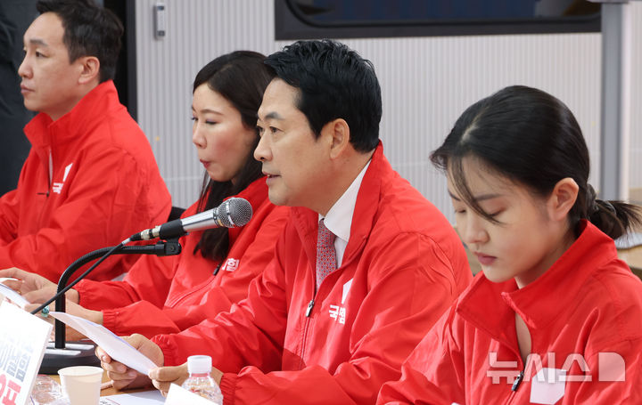 [서울=뉴시스] 조성봉 기자 = 장동혁 국민의힘 대표가 27일 오전 서울 여의도 중앙당사에서 열린 중앙선거대책위원회 회의에서 발언을 하고 있다. 2026.05.27. suncho21@newsis.com