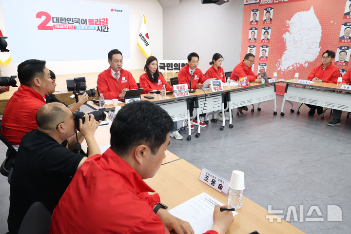 [서울=뉴시스] 조성봉 기자 = 장동혁 국민의힘 대표가 27일 오전 서울 여의도 중앙당사에서 열린 중앙선거대책위원회 회의에서 발언을 하고 있다. 2026.05.27. suncho21@newsis.com