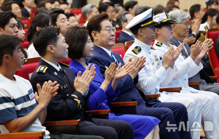 [부산=뉴시스] 고범준 기자 = 이재명 대통령과 김혜경 여사가 27일 부산 영도구에서 열린 제31회 바다의 날 기념식에서 참석자들과 박수를 치고 있다. 2026.05.27. bjko@newsis.com