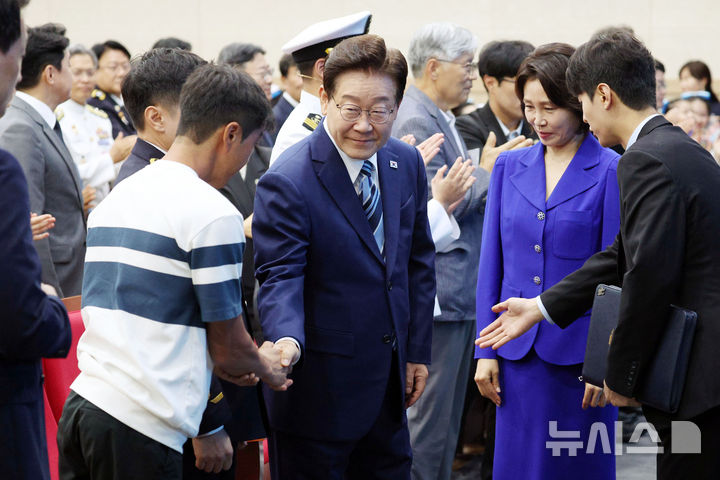 [부산=뉴시스] 고범준 기자 = 이재명 대통령이 27일 부산 영도구에서 열린 제31회 바다의 날 기념식에 입장하며 참석자들과 인사하고 있다. 2026.05.27. bjko@newsis.com
