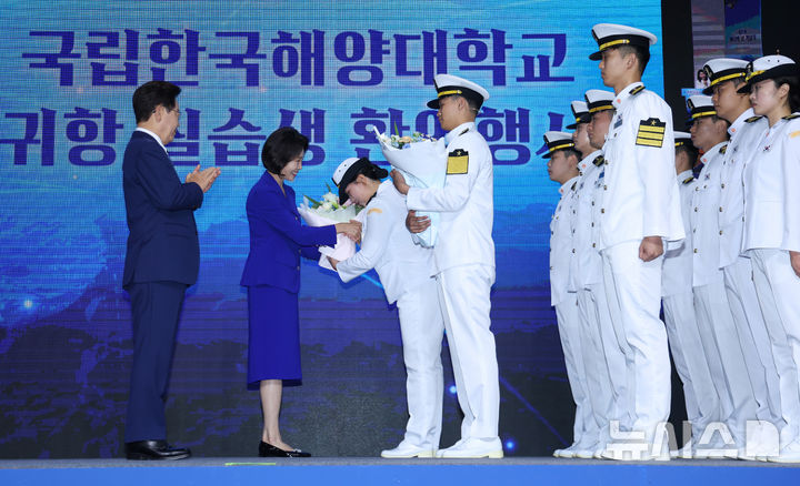 이재명 대통령 내외, '해양대 실습생 귀항 축하'