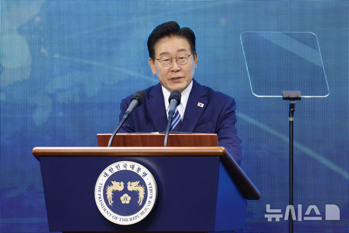 [부산=뉴시스] 고범준 기자 = 이재명 대통령이 27일 부산 영도구에서 열린 제31회 바다의 날 기념식에서 기념사를 하고 있다. 2026.05.27. bjko@newsis.com
