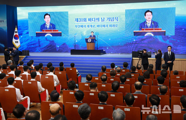 [부산=뉴시스] 고범준 기자 = 이재명 대통령이 27일 부산 영도구에서 열린 제31회 바다의 날 기념식에서 기념사를 하고 있다. 2026.05.27. bjko@newsis.com