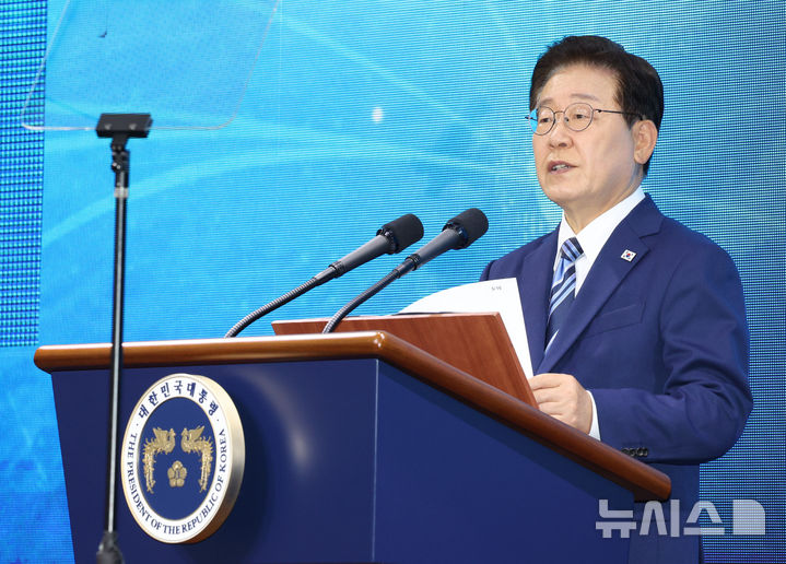 [부산=뉴시스] 고범준 기자 = 이재명 대통령이 27일 부산 영도구에서 열린 제31회 바다의 날 기념식에서 기념사를 하고 있다. 2026.05.27. bjko@newsis.com