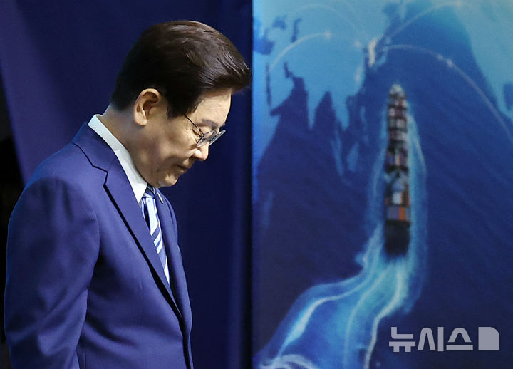 [부산=뉴시스] 고범준 기자 = 이재명 대통령이 27일 부산 영도구에서 열린 제31회 바다의 날 기념식에서 기념사를 마친 뒤 자리로 향하고 있다. 2026.05.27. bjko@newsis.com
